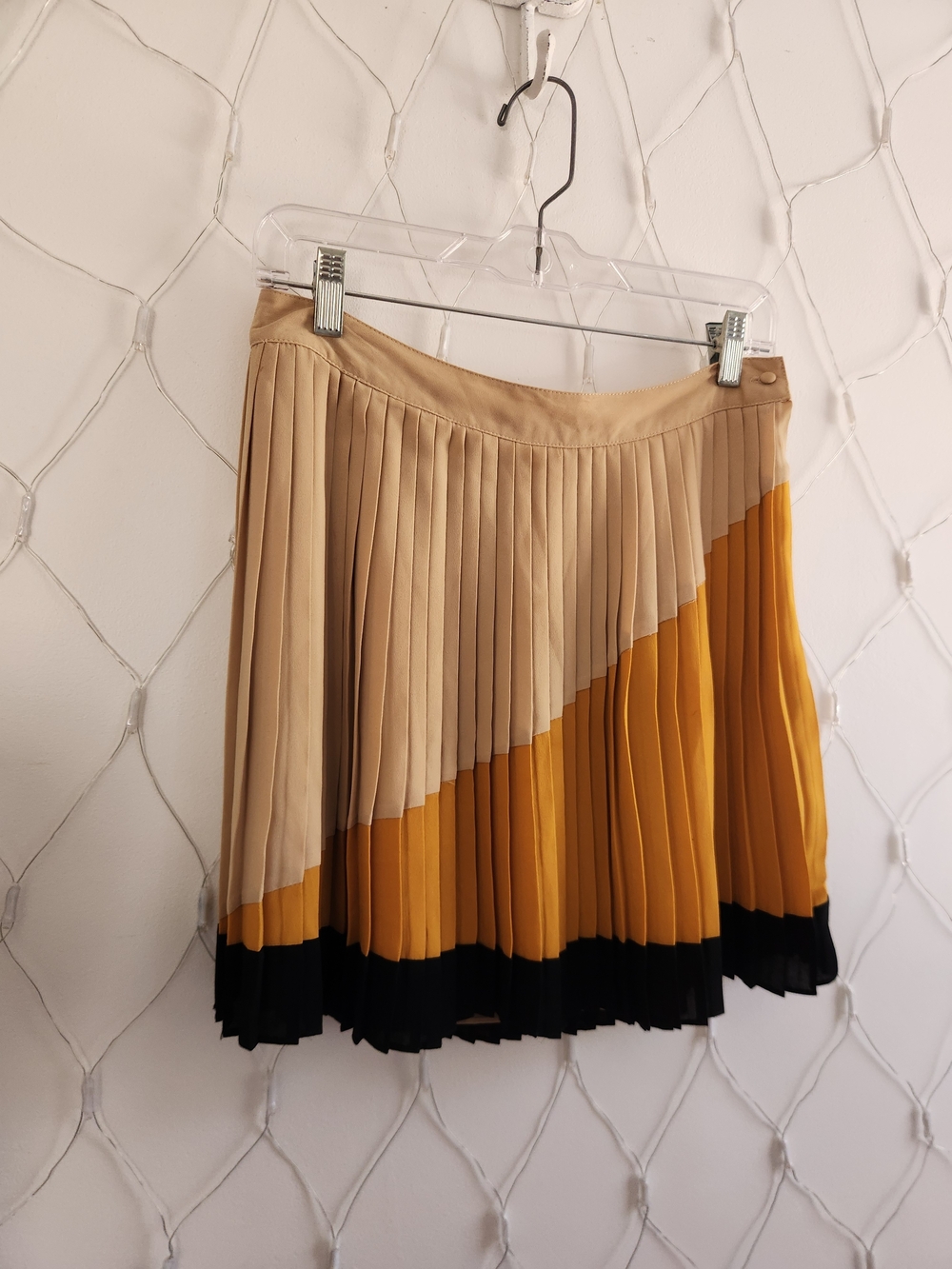 Bar III Pleated Colorblock Mini Skirt in Beige, Mustard & Black • Tagged Medium